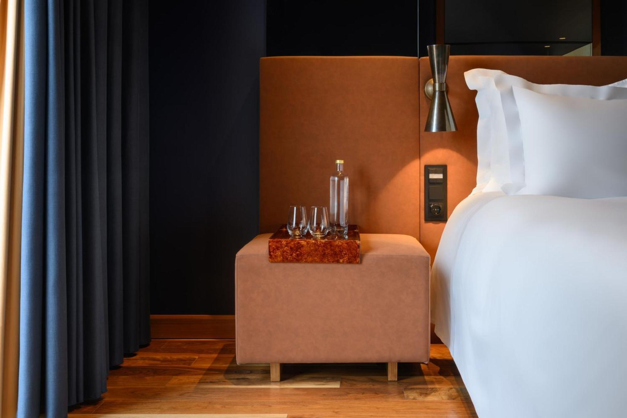 Forte De Gaia, Autograph Collection บีลาโนวาเดกายา ภายนอก รูปภาพ A bedside table
