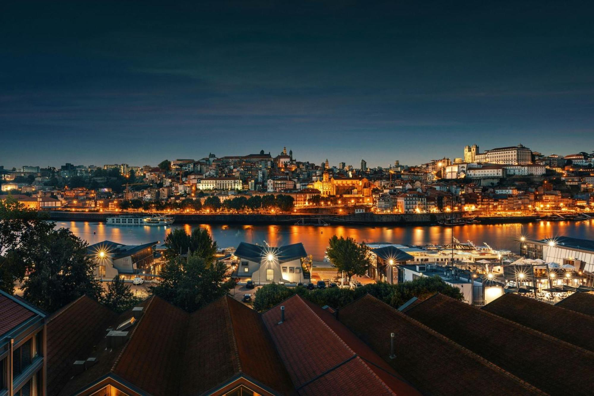 Forte De Gaia, Autograph Collection บีลาโนวาเดกายา ภายนอก รูปภาพ The city of Coimbra at night